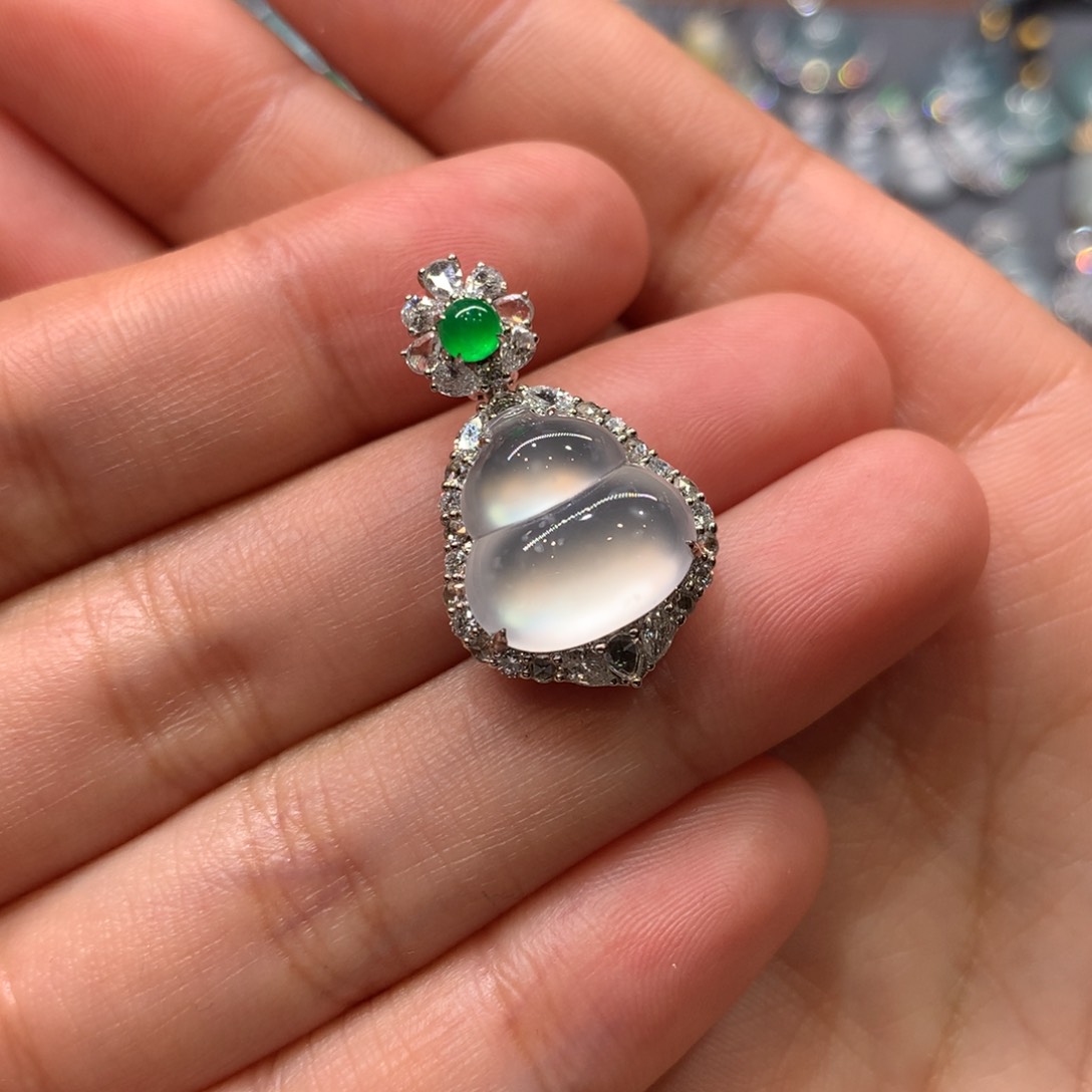 翡翠颈饰18K金镶嵌吊坠