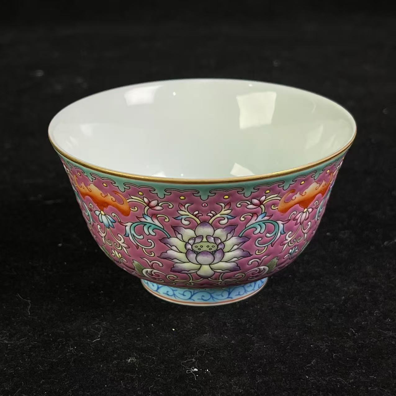 Y胭脂紫地粉彩缠枝西番莲纹杯