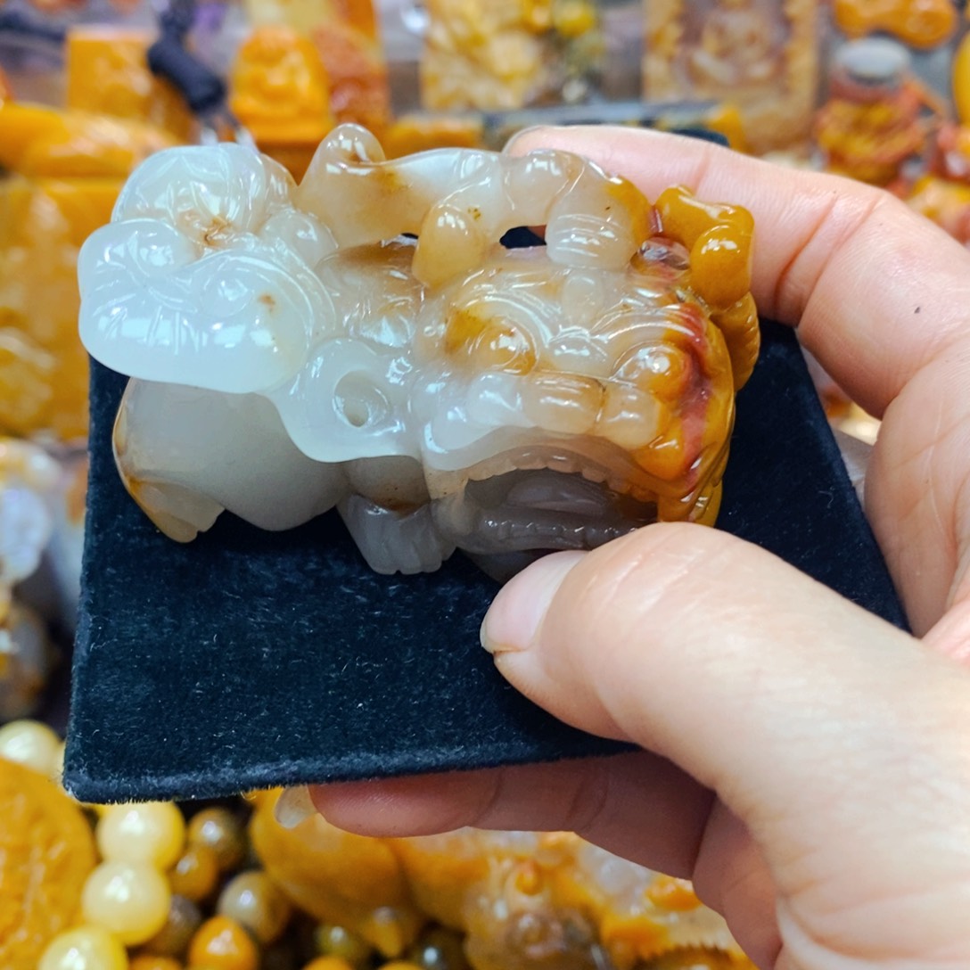 未镶嵌石英质玉（黄龙玉）颈饰