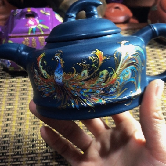 紫砂茶壶原矿泥料手工制作的紫砂壶。