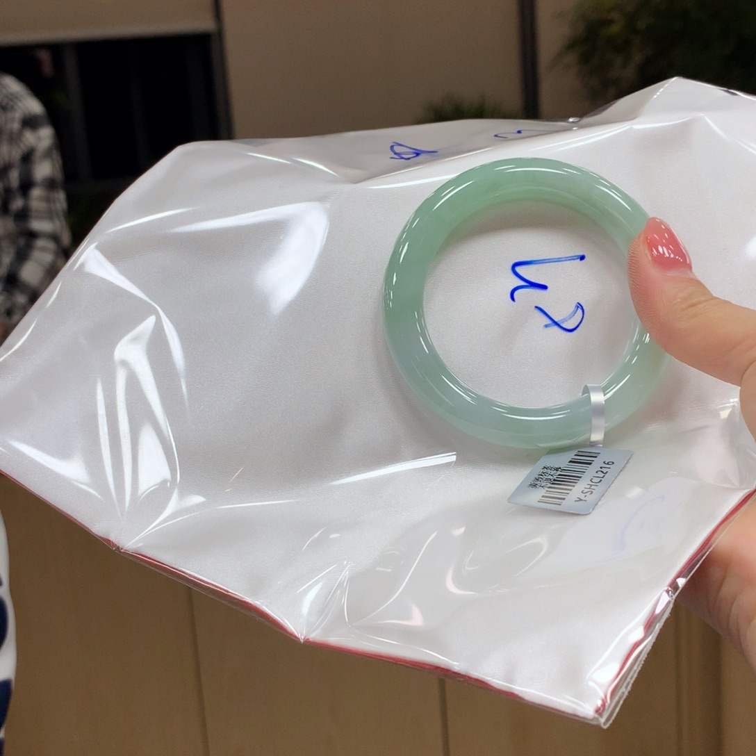 翡翠手镯未镶嵌不退不换