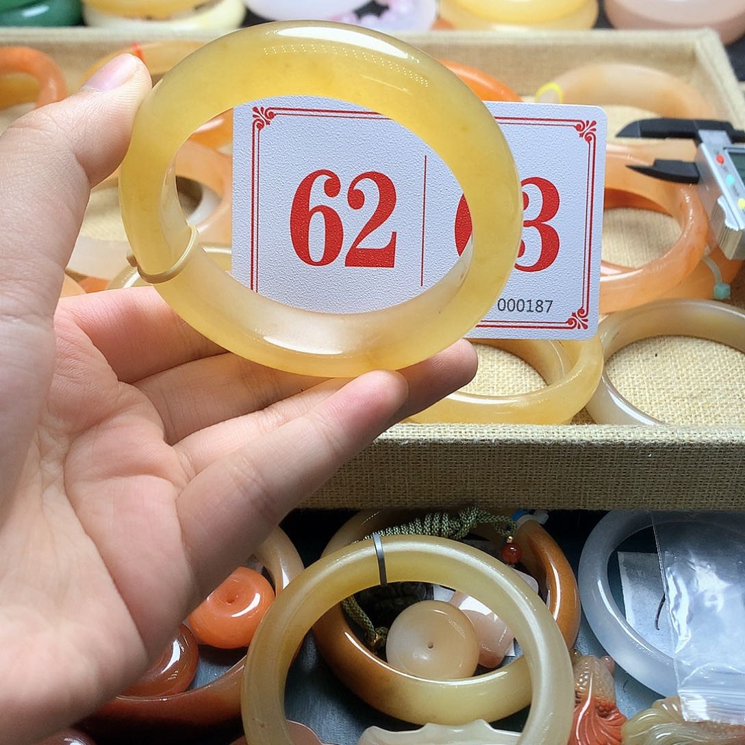 未镶嵌石英质玉（黄龙玉）手镯