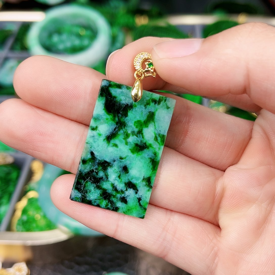 翡翠颈饰未镶嵌吊坠多样性