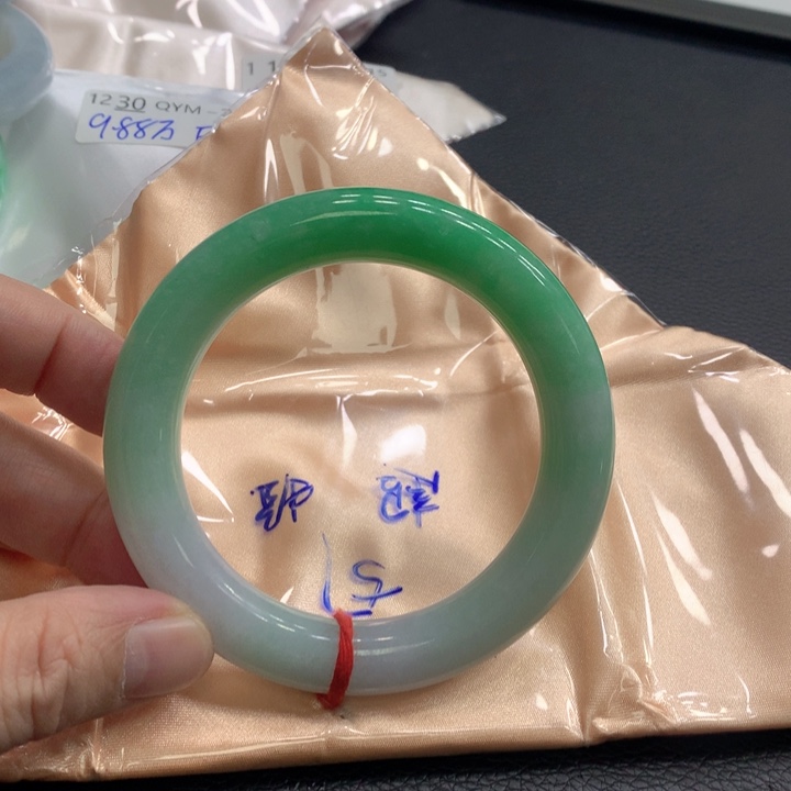 翡翠手镯未镶嵌57圈口