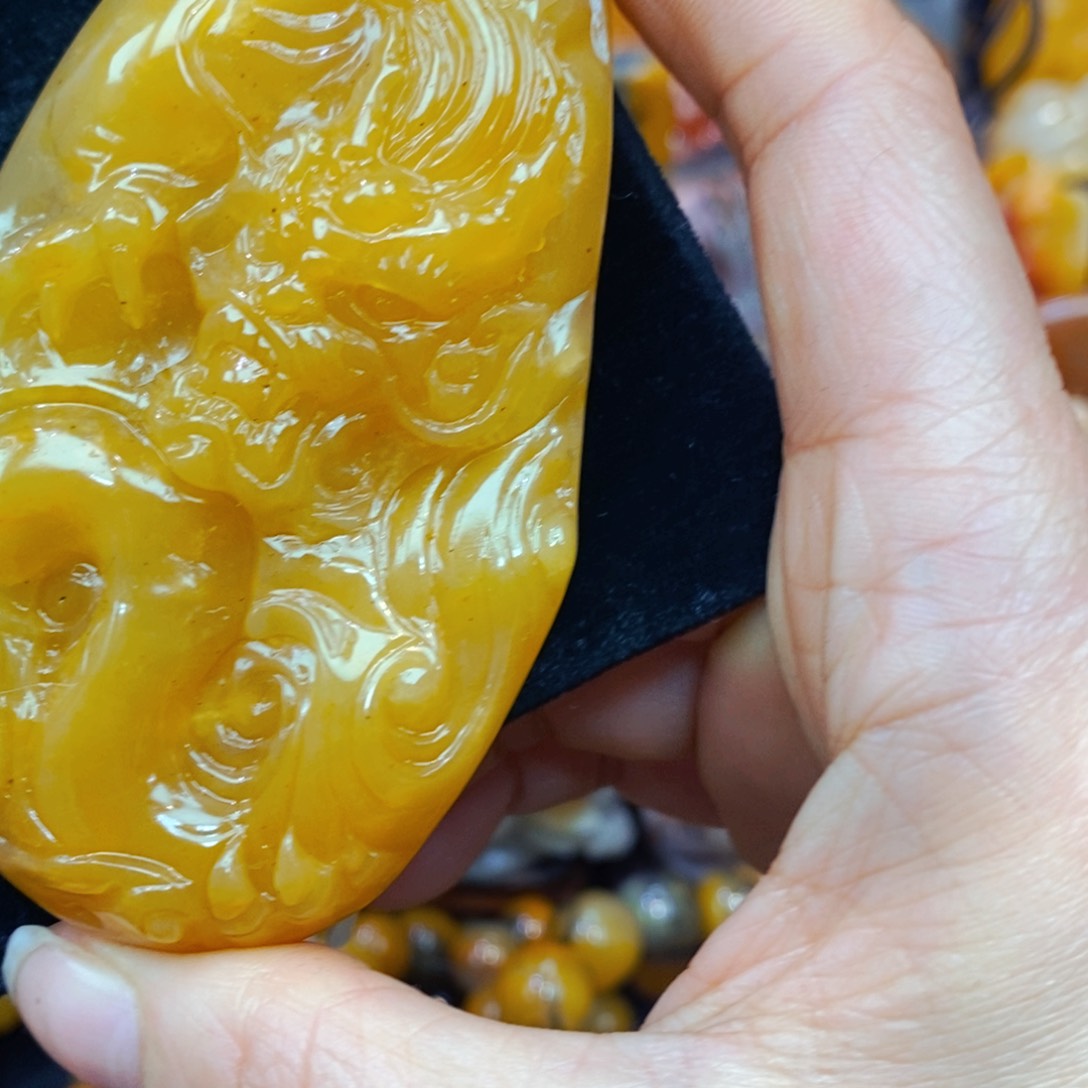 未镶嵌石英质玉（黄龙玉）颈饰