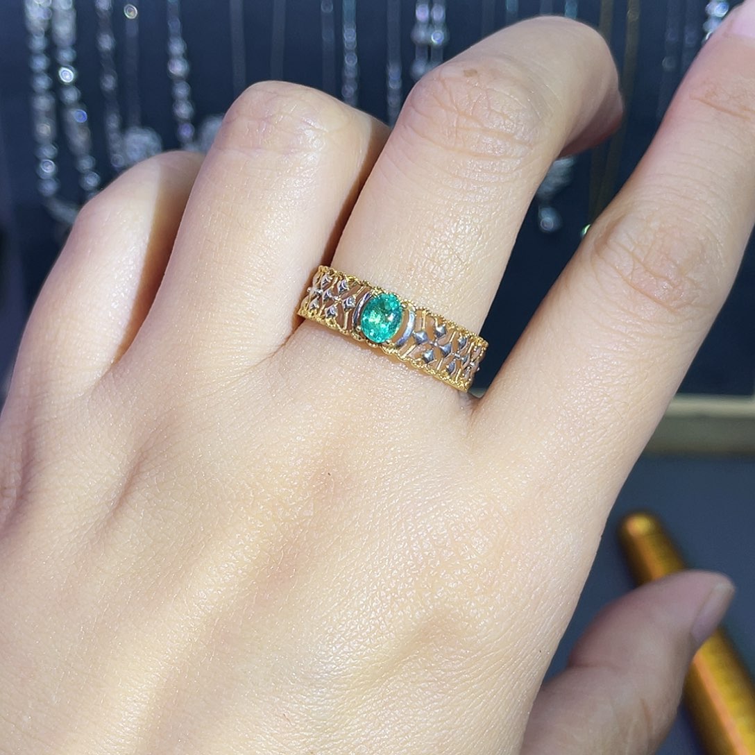 18K金镶嵌戒指祖母绿0.50克拉