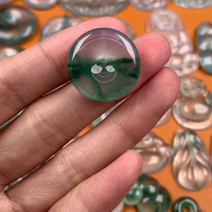 翡翠挂件未镶嵌….