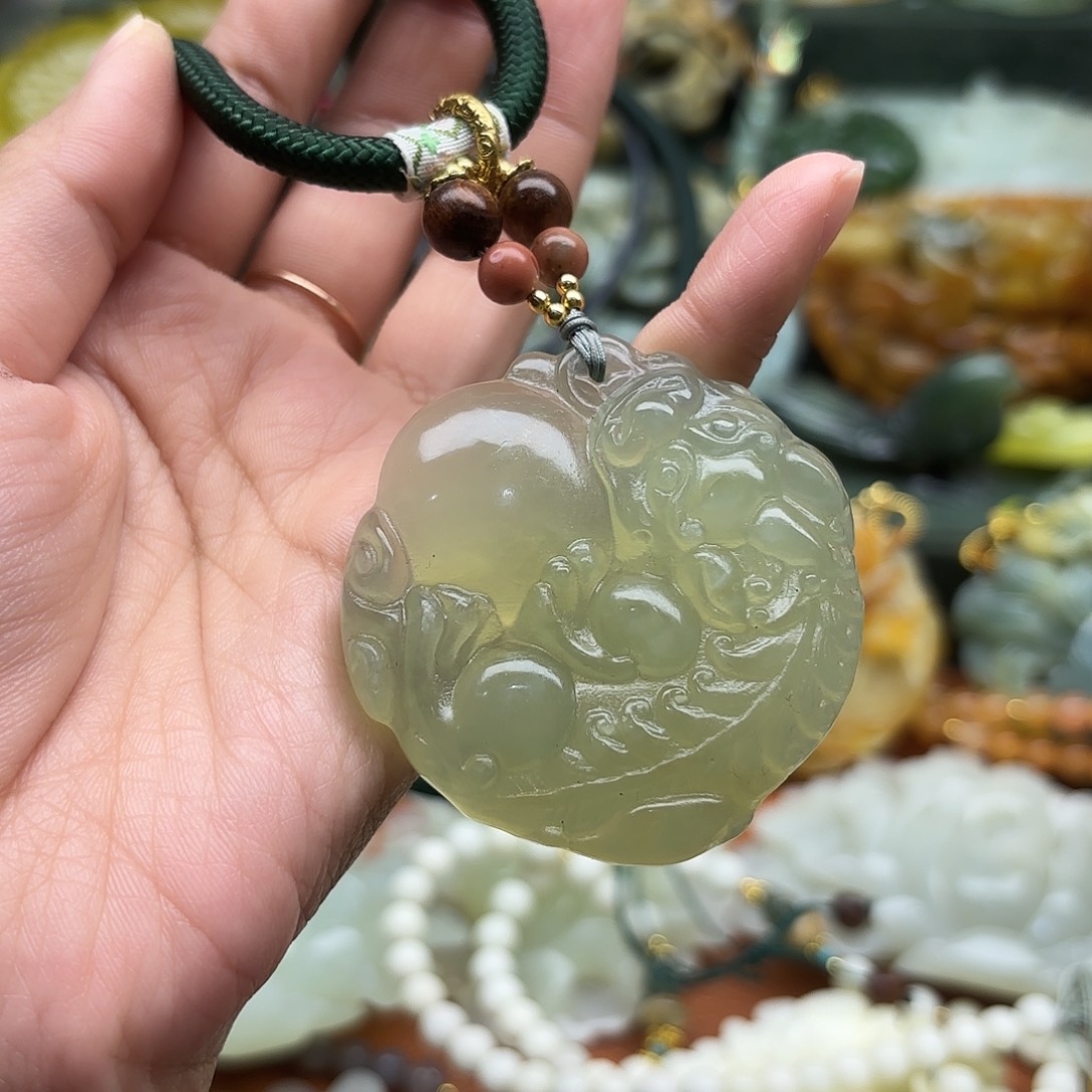 蛇纹石玉未镶嵌颈饰