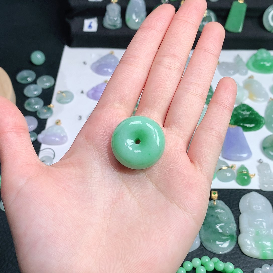 翡翠颈饰未镶嵌翡翠