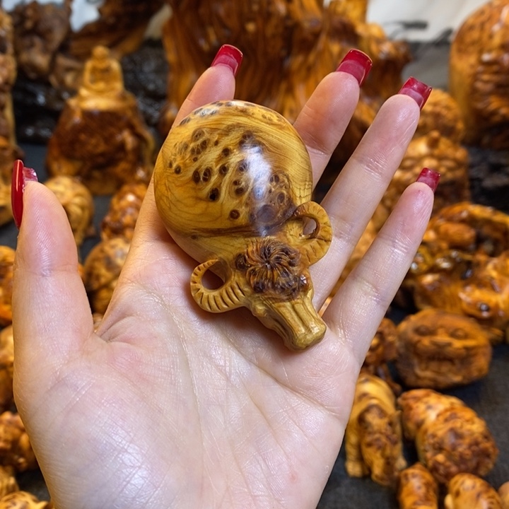 崖柏牛气冲天手把件