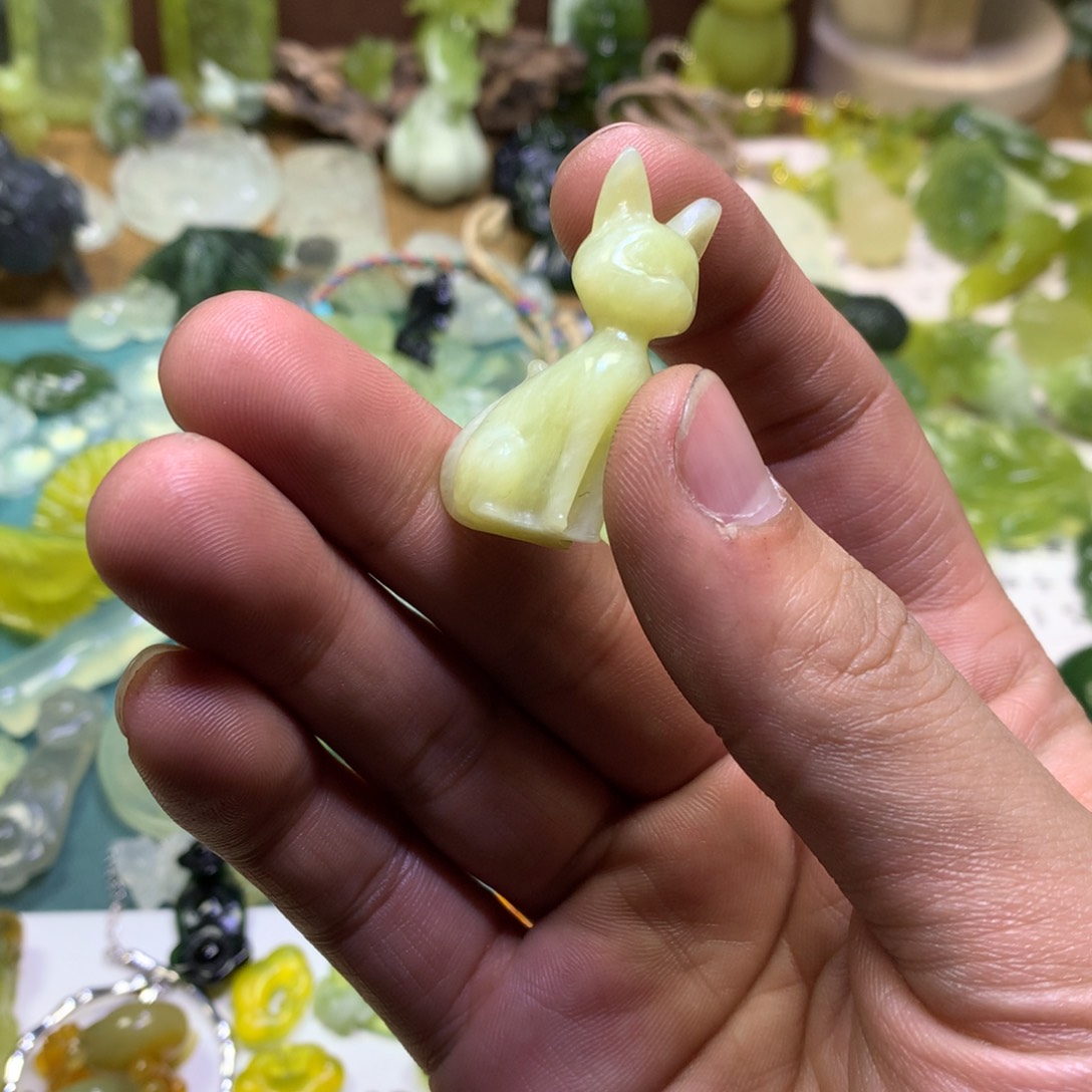 岫玉颈饰未镶嵌露娜猫