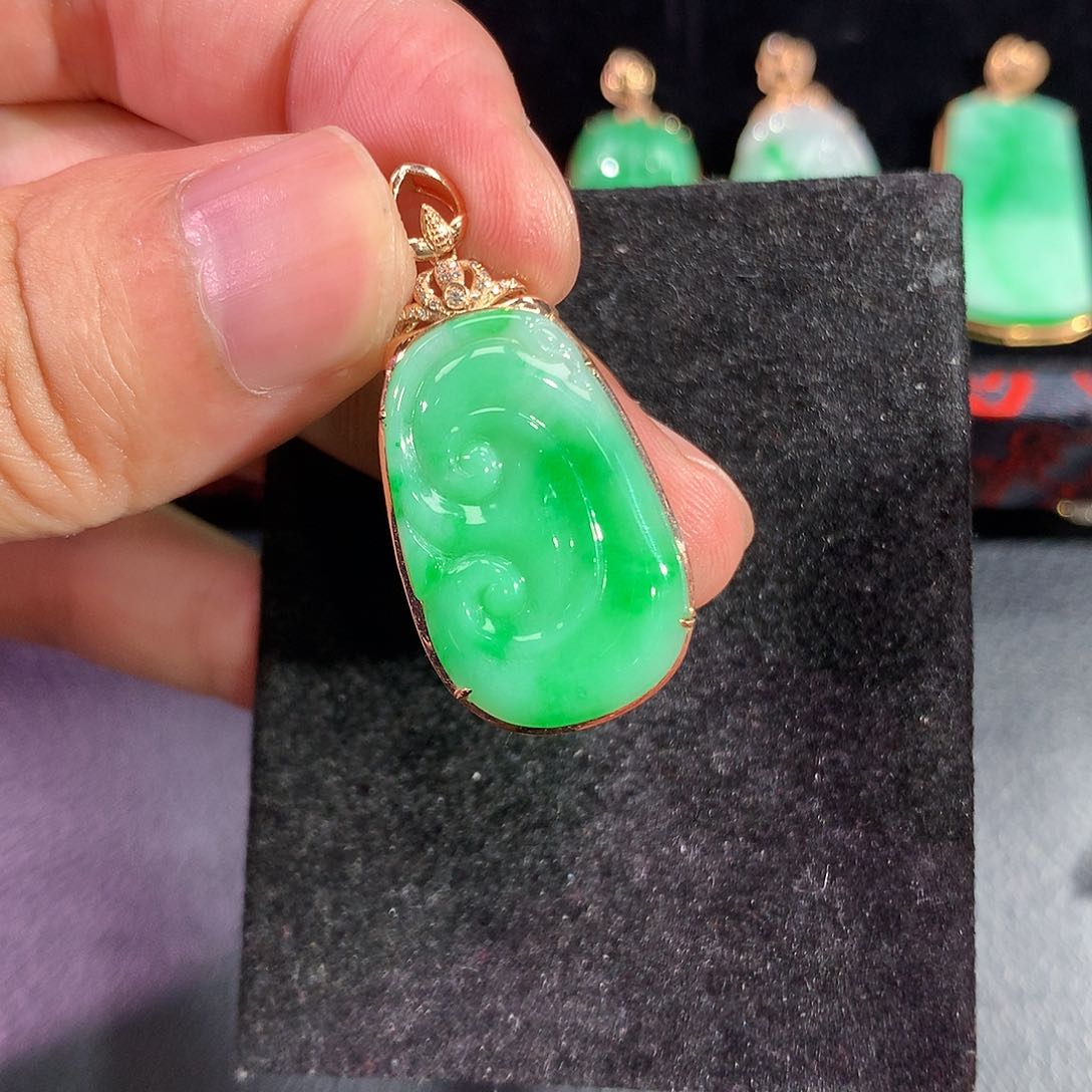 翡翠吊坠(赠链)18K金镶嵌