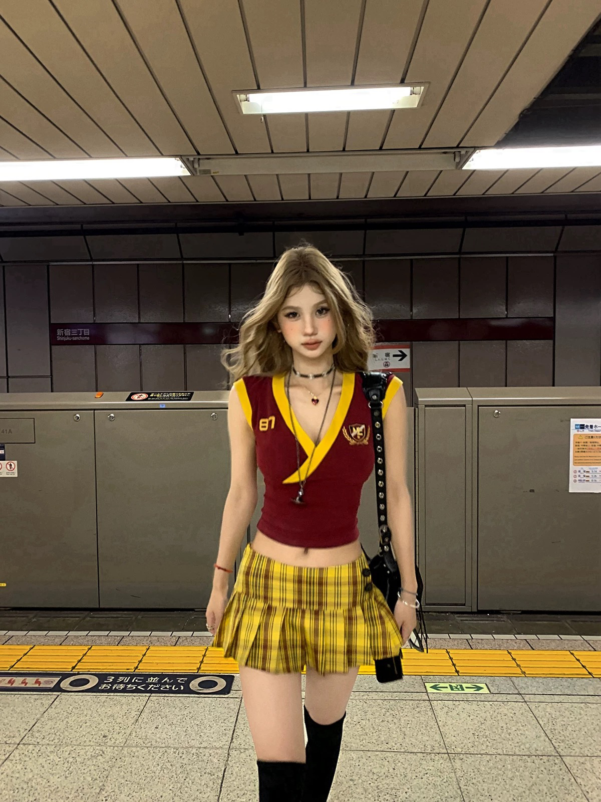 9-163/高校花 v领刺绣正肩t恤