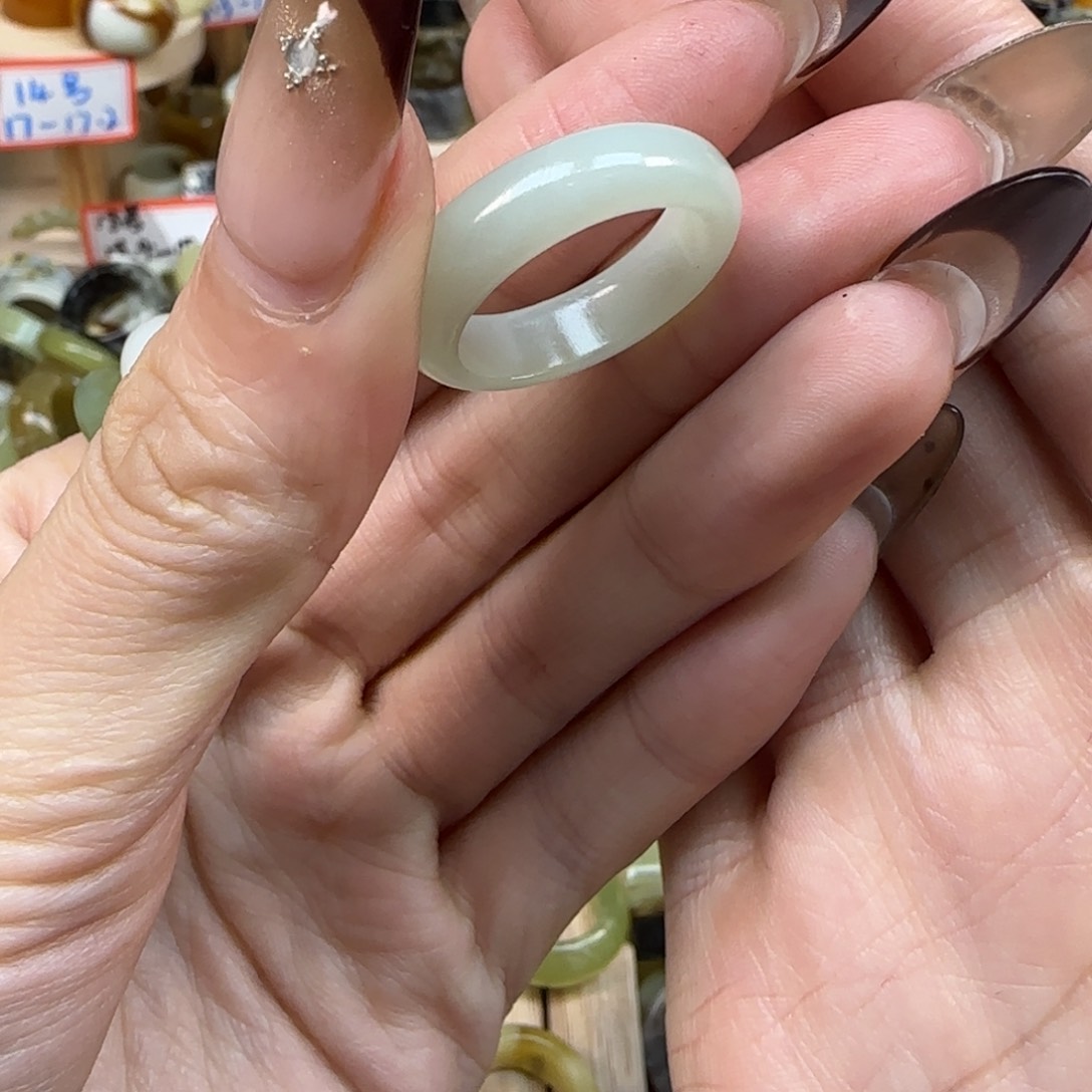 岫玉岫玉内径18.2未镶嵌百**蓉