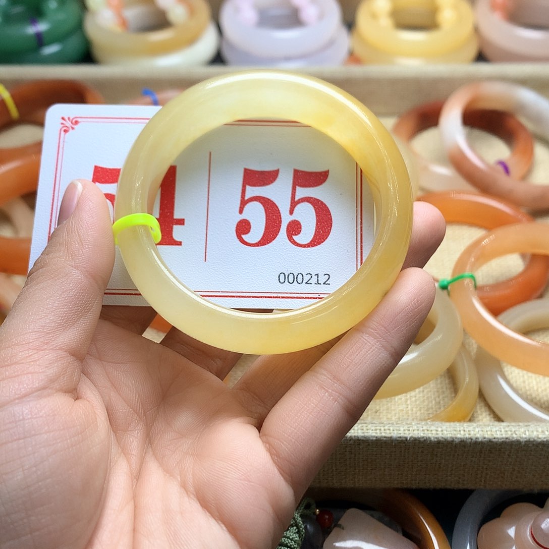 未镶嵌石英质玉（黄龙玉）手镯桥***?