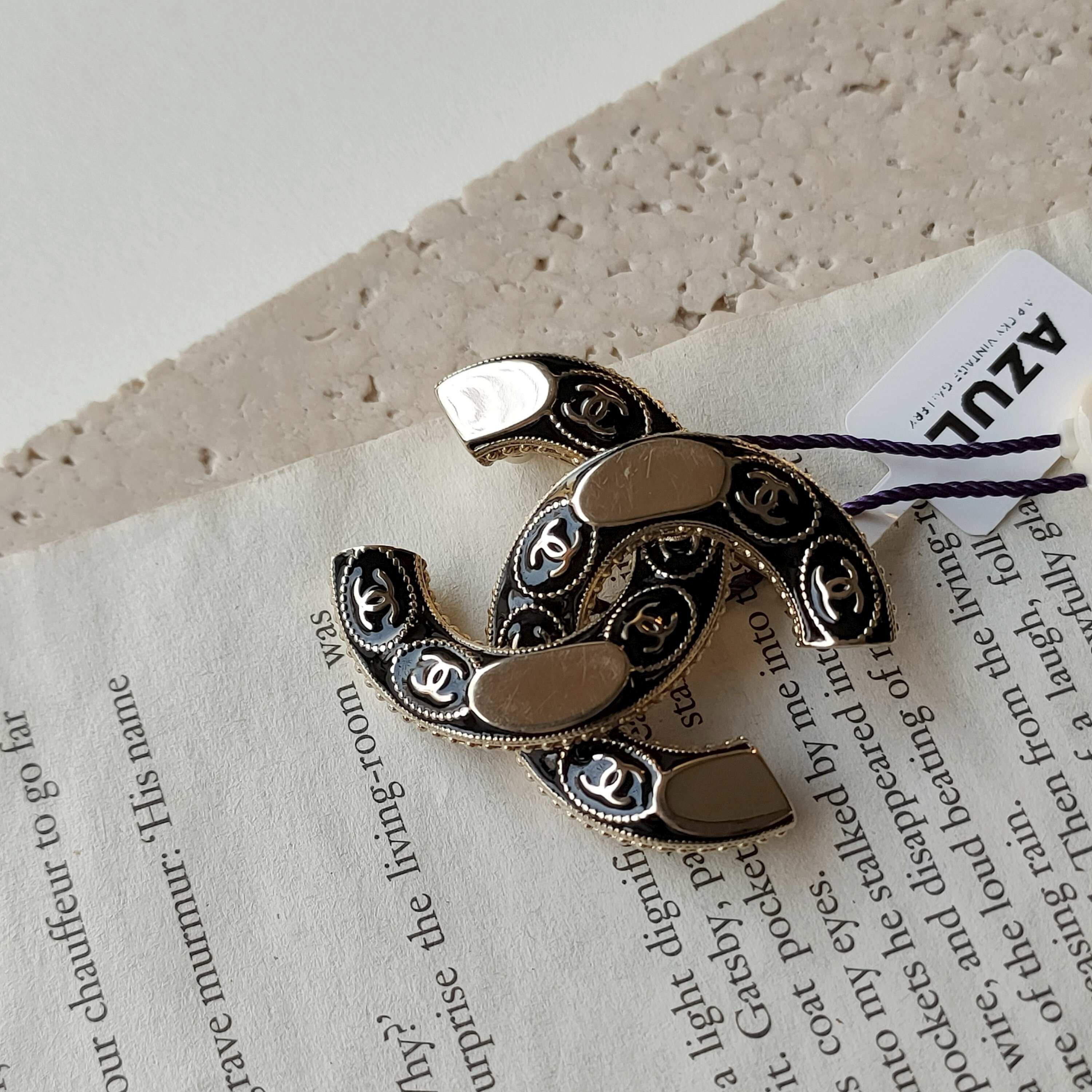 95新 Chanel/香奈儿 Azul - 21A 黑金浮雕双C珐琅气质胸针 38523 