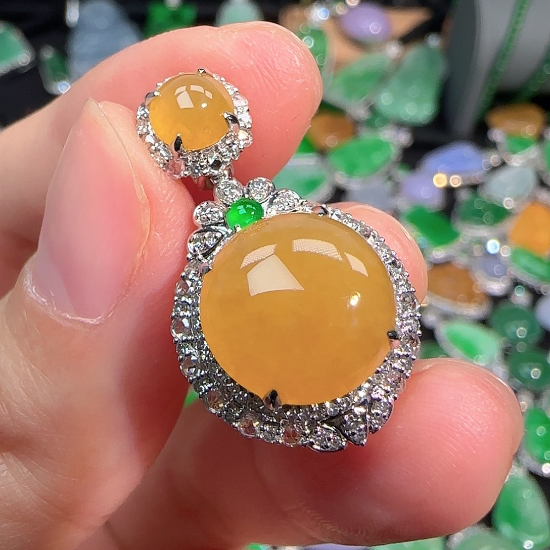 翡翠颈饰18K金镶嵌冰黄翡蛋面吊坠