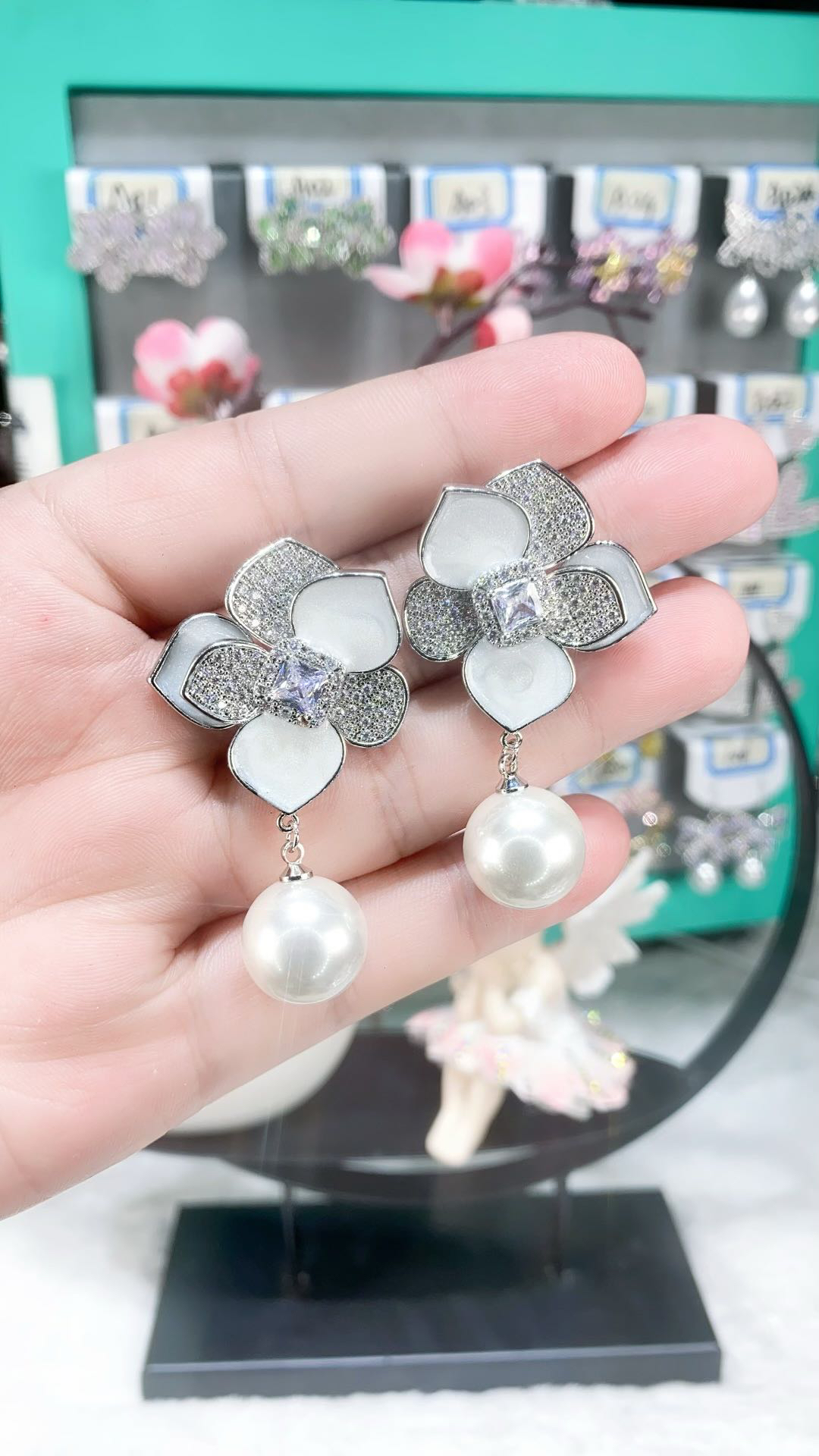 铜合金仿水晶耳饰 新款设计灵动微镶耳环白色百搭轻奢