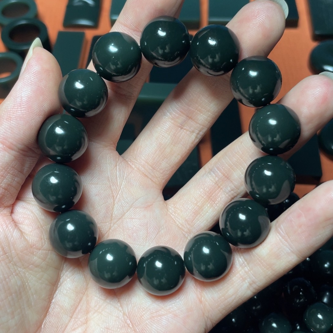 l***v和田玉未镶嵌颈饰