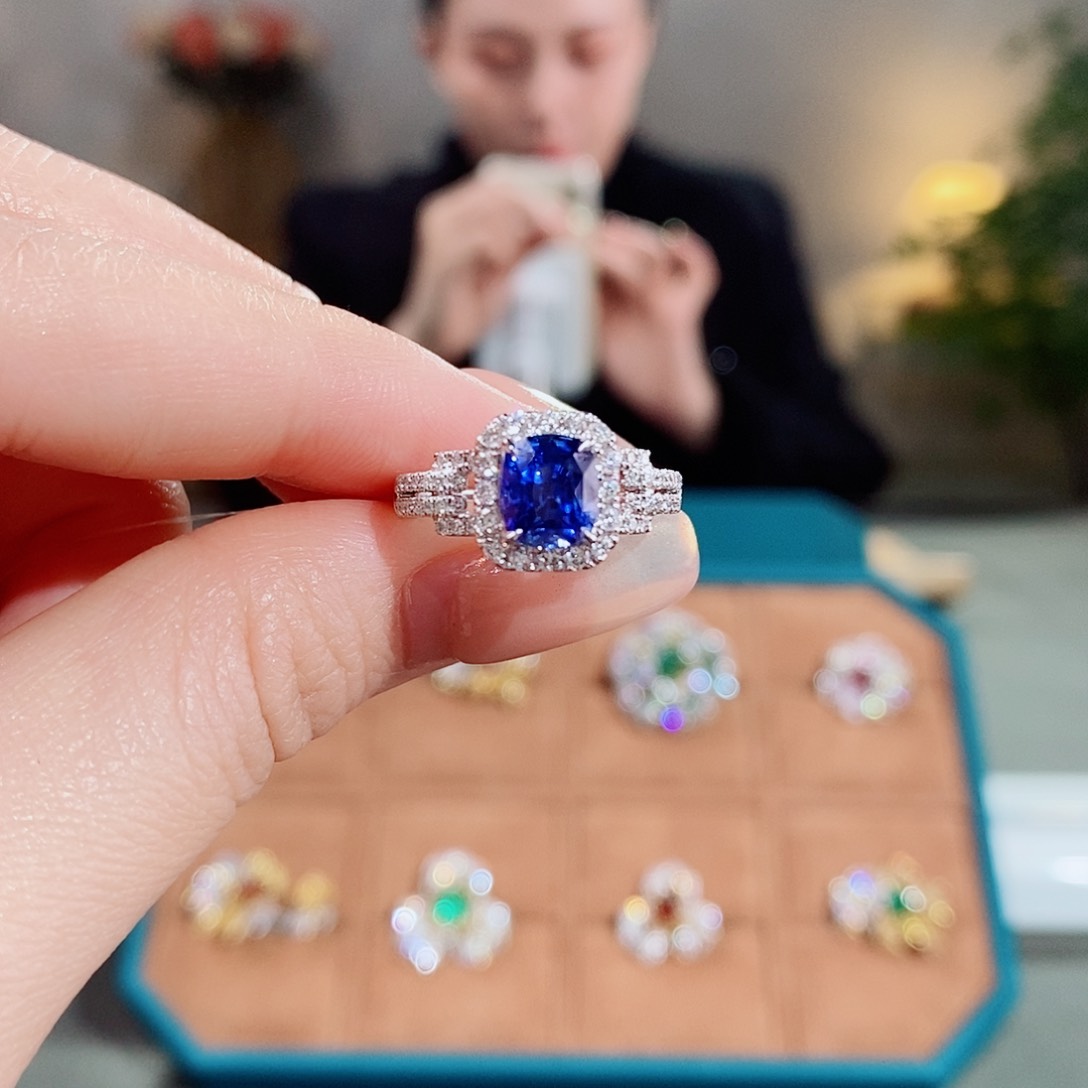 蓝宝石戒指18K金镶嵌1.9ct