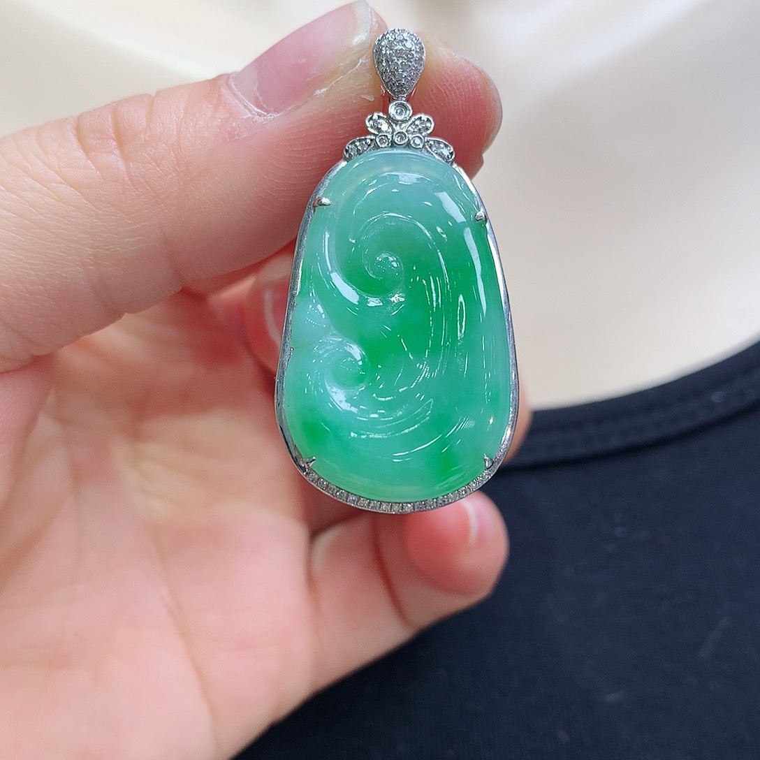 翡翠颈饰18K金镶嵌如意