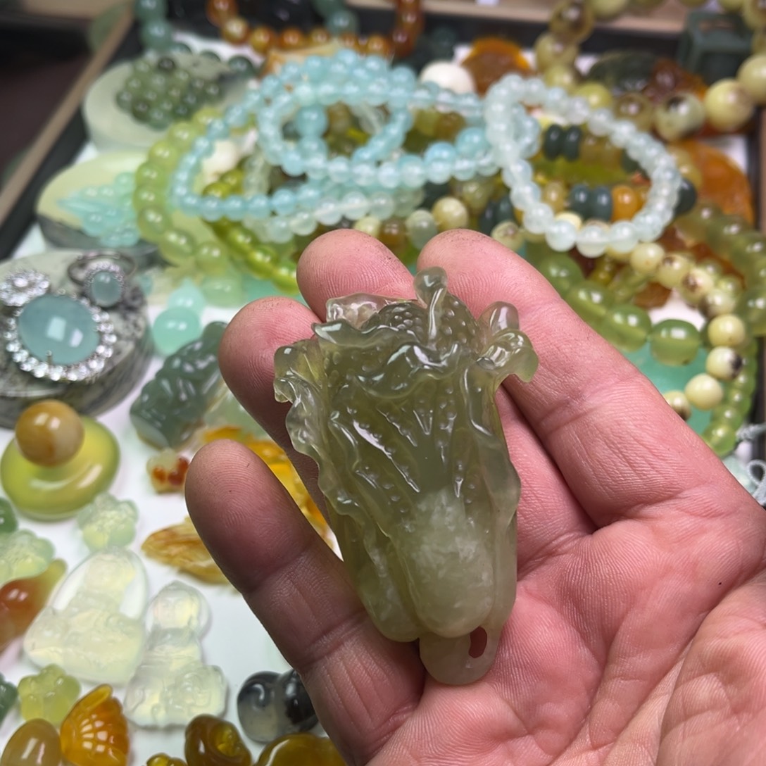 蛇纹石玉未镶嵌颈饰