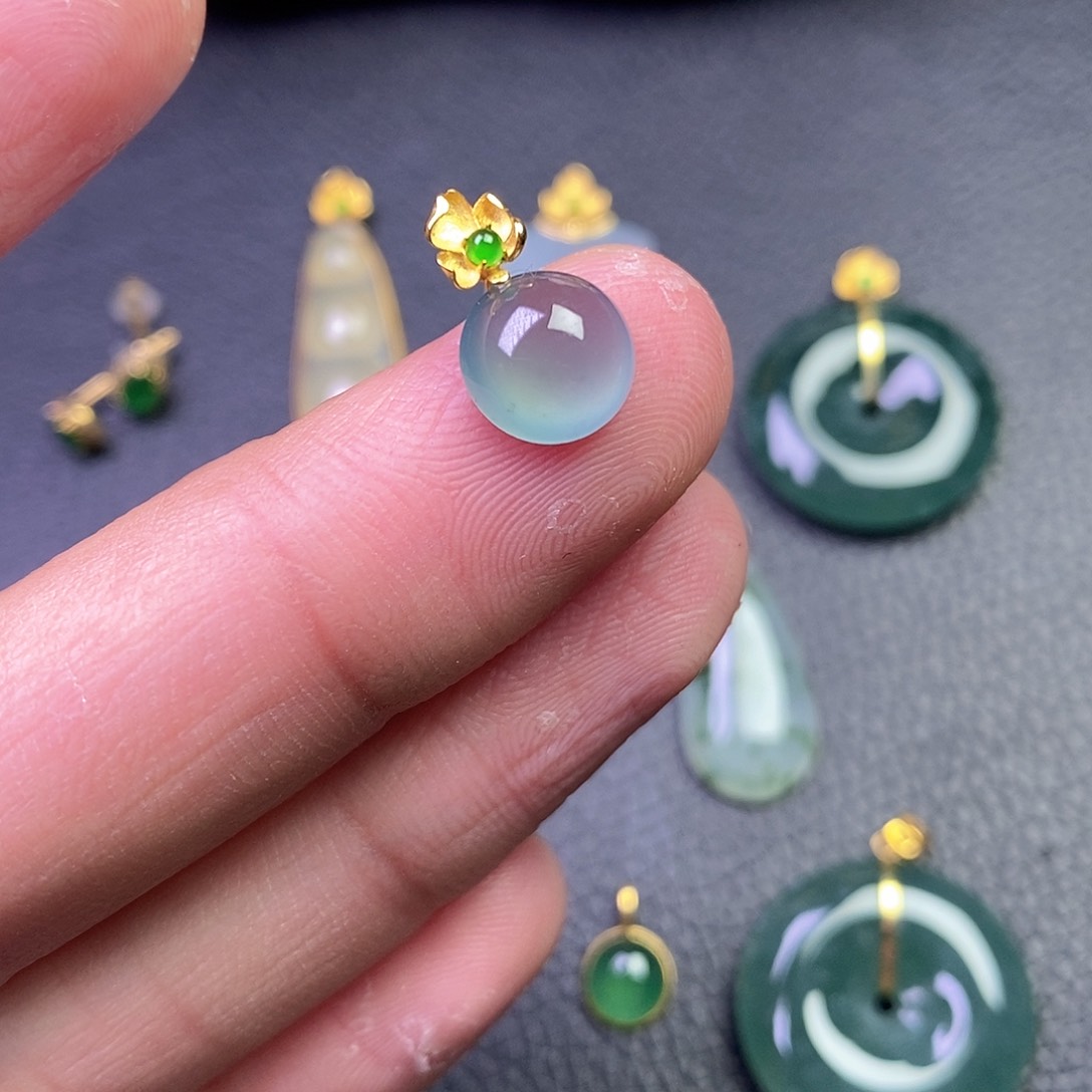 颈饰18K金镶嵌翡翠