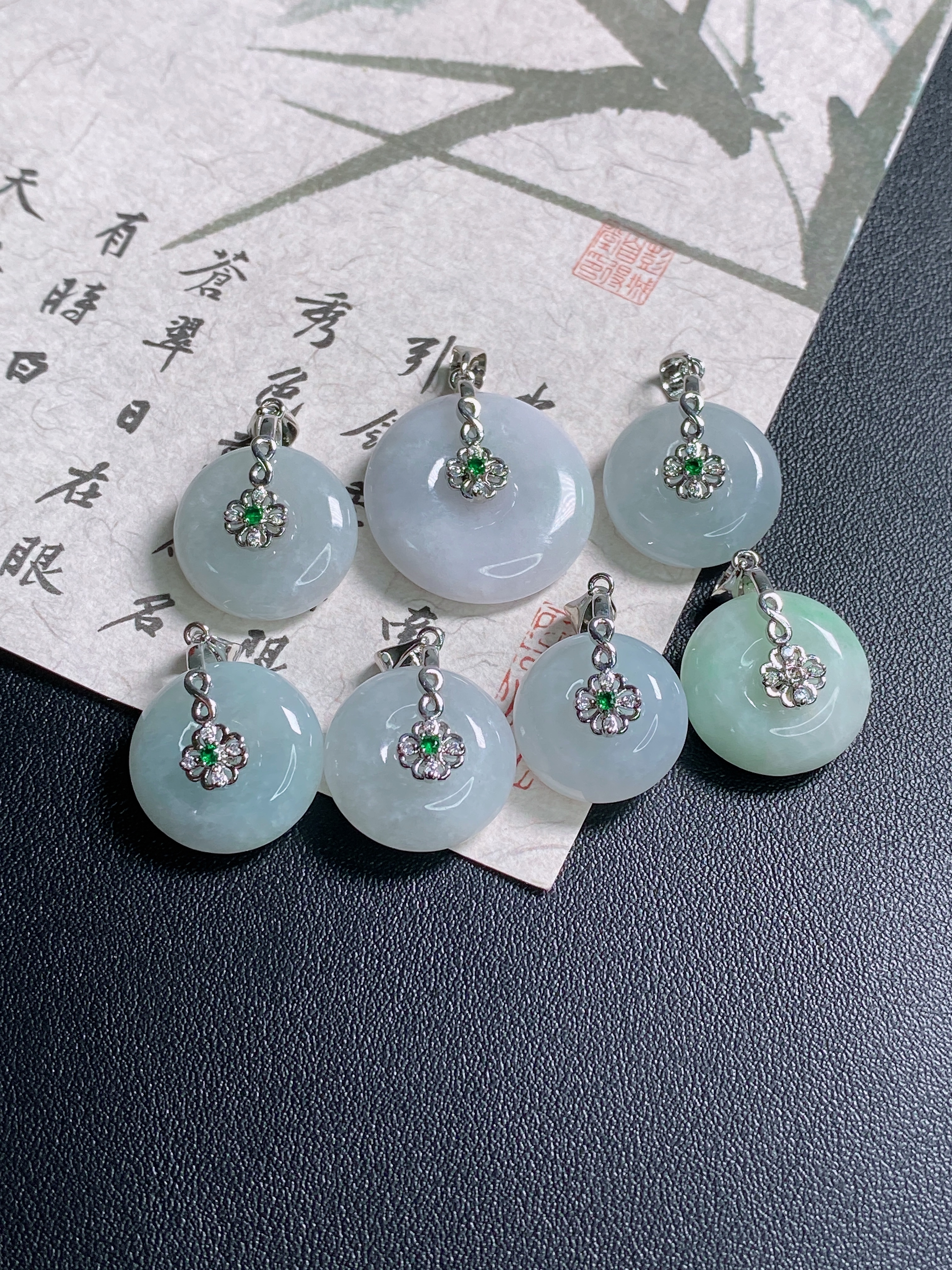 天然缅甸翡翠A货，冰种绿底色胖平安扣