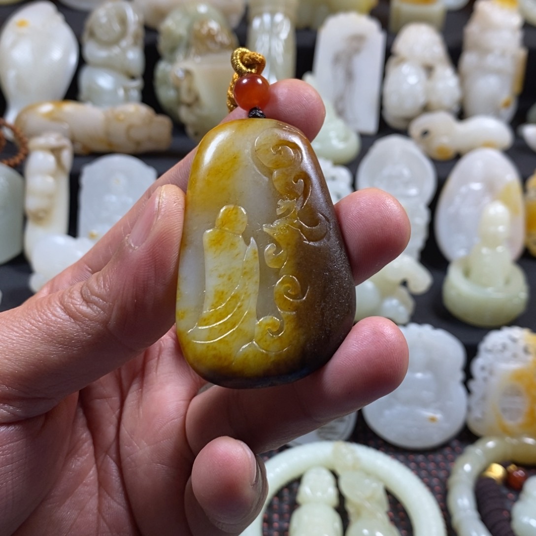 和田玉颈饰未镶嵌期*