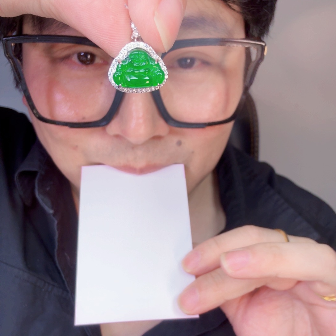 翡翠未镶嵌颈饰一件