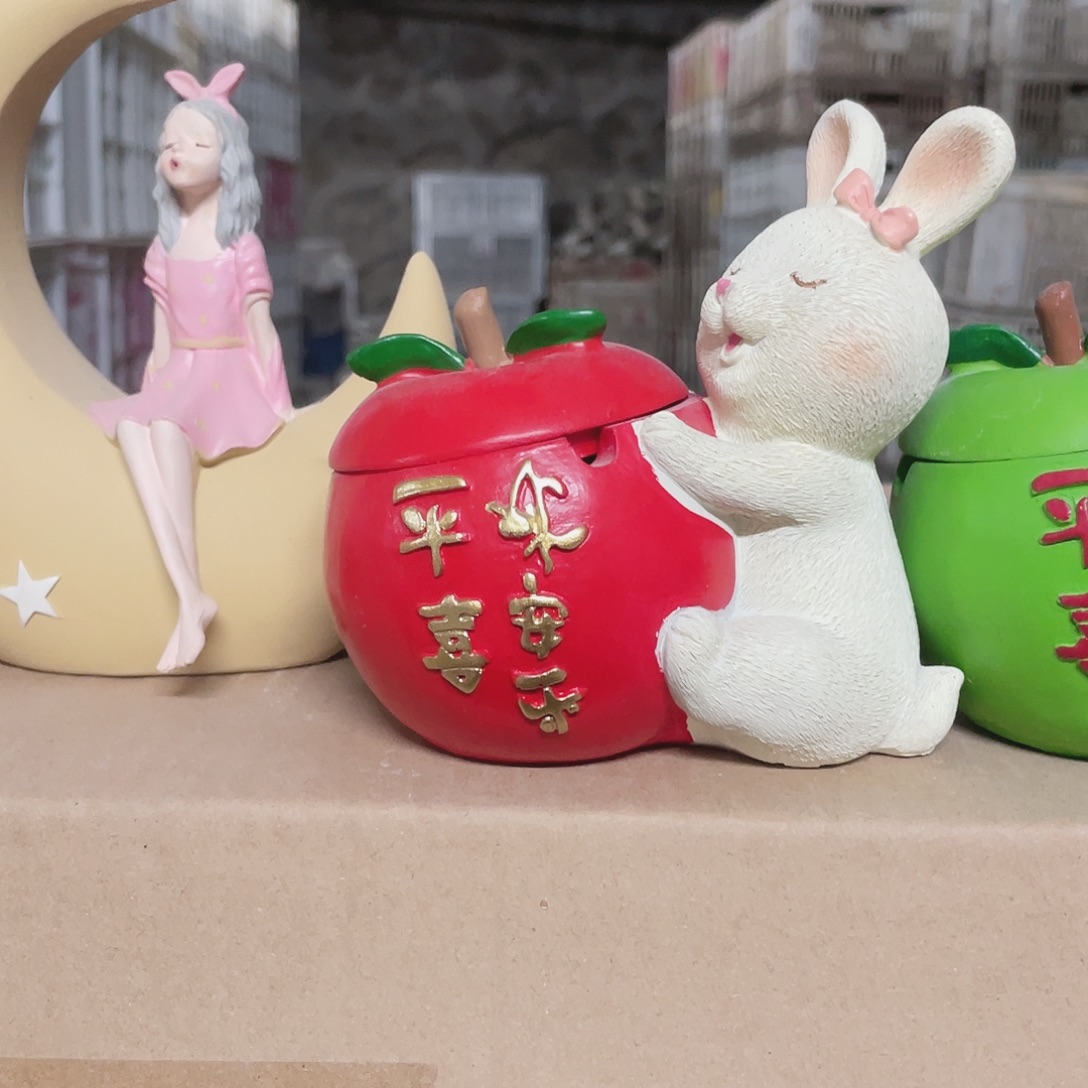 小兔抱平安果烟灰缸红111111111