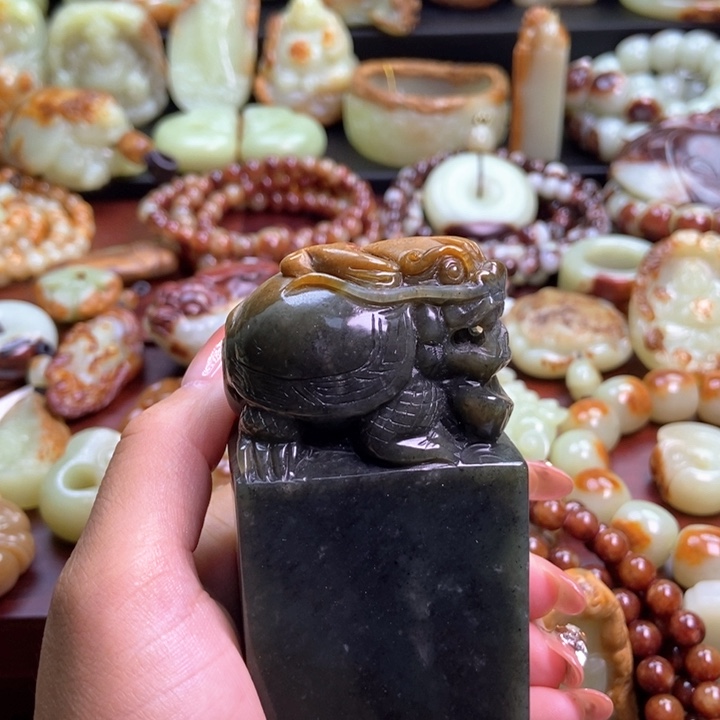 一***哥未镶嵌岫岩河磨玉（透闪石质玉）把件