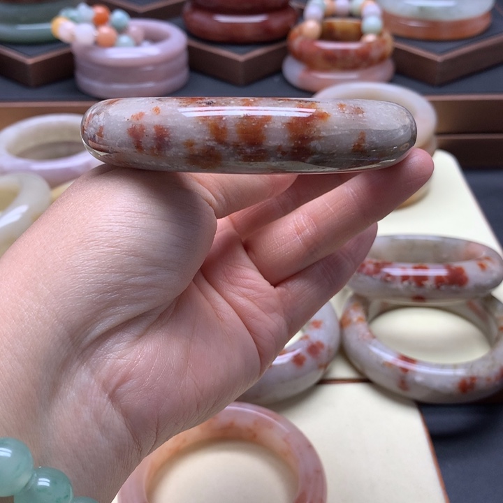 石英质玉（佘太翠）手镯未镶嵌纯****?