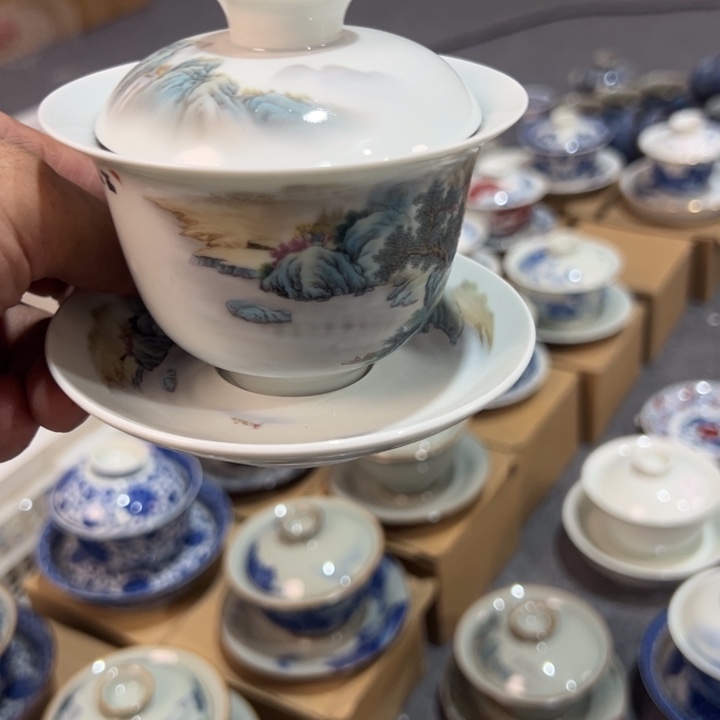 白富春山居图成箱盖碗微瑕