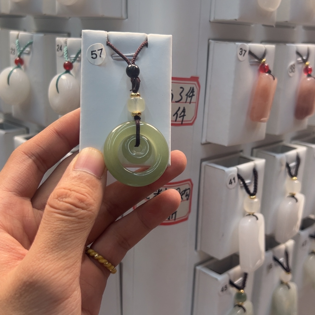 F***轮石英质玉（天山翠）合金颈饰