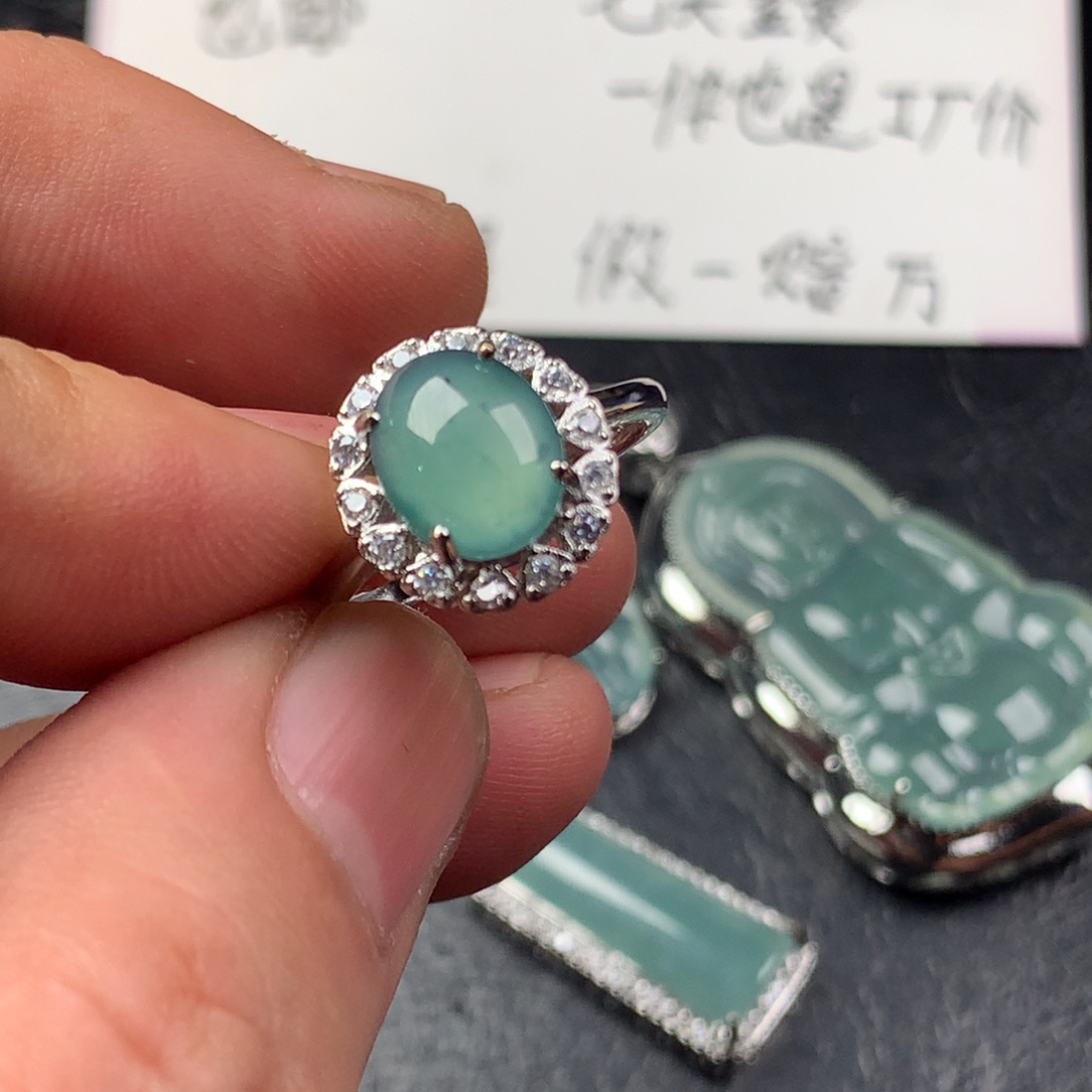 颈饰未镶嵌翡翠戒指