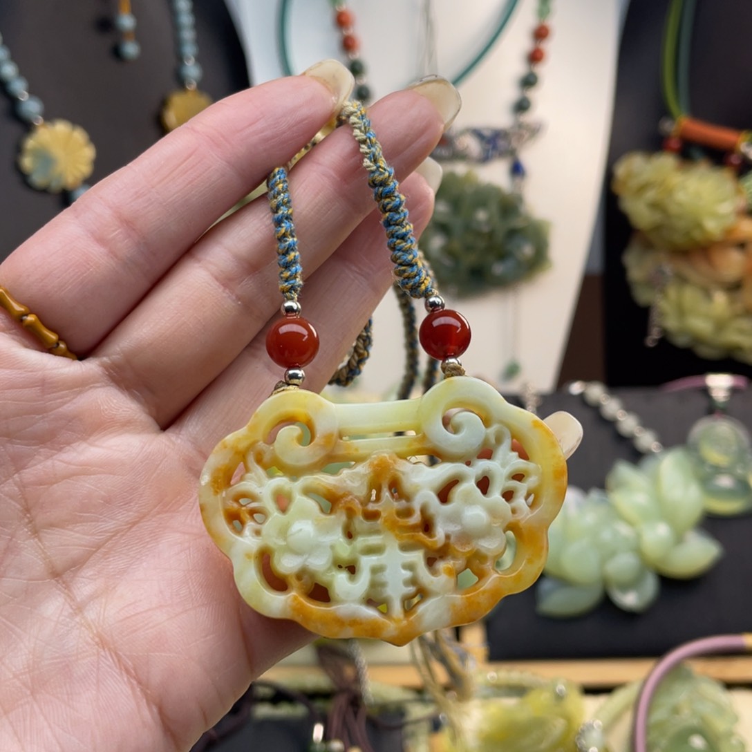 蛇纹石玉未镶嵌颈饰