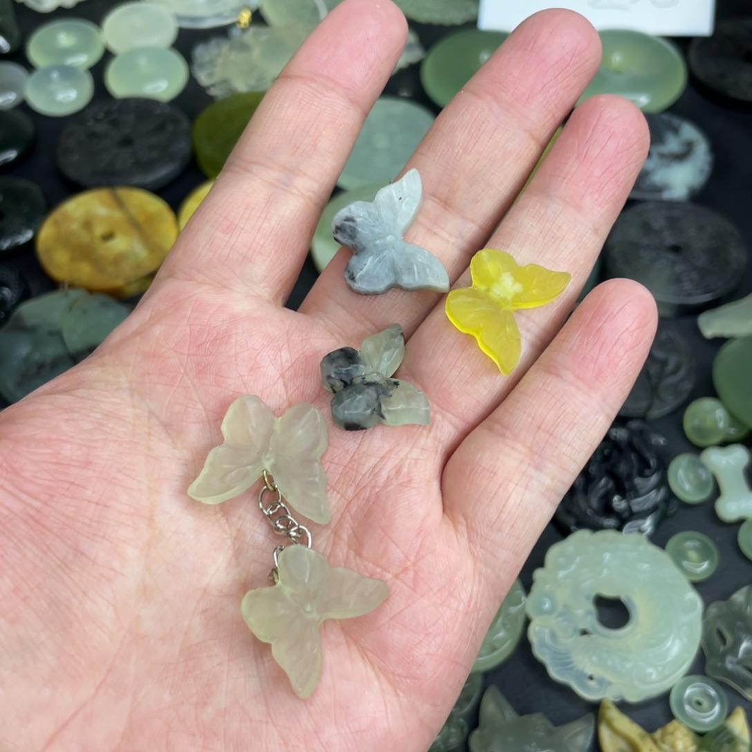 岫玉未镶嵌颈饰蝴蝶