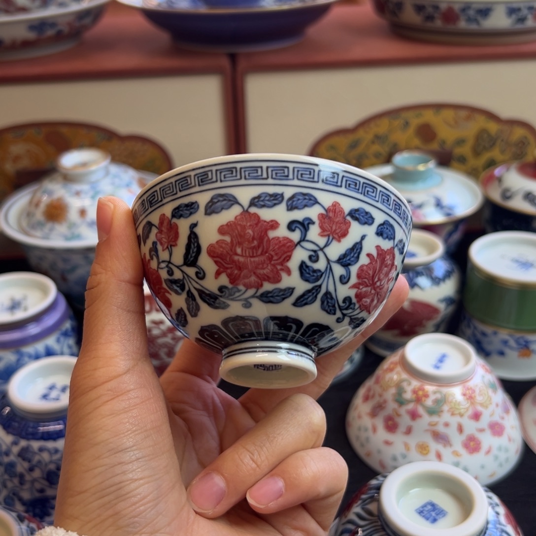 正绎堂釉里红花卉矮鸡心