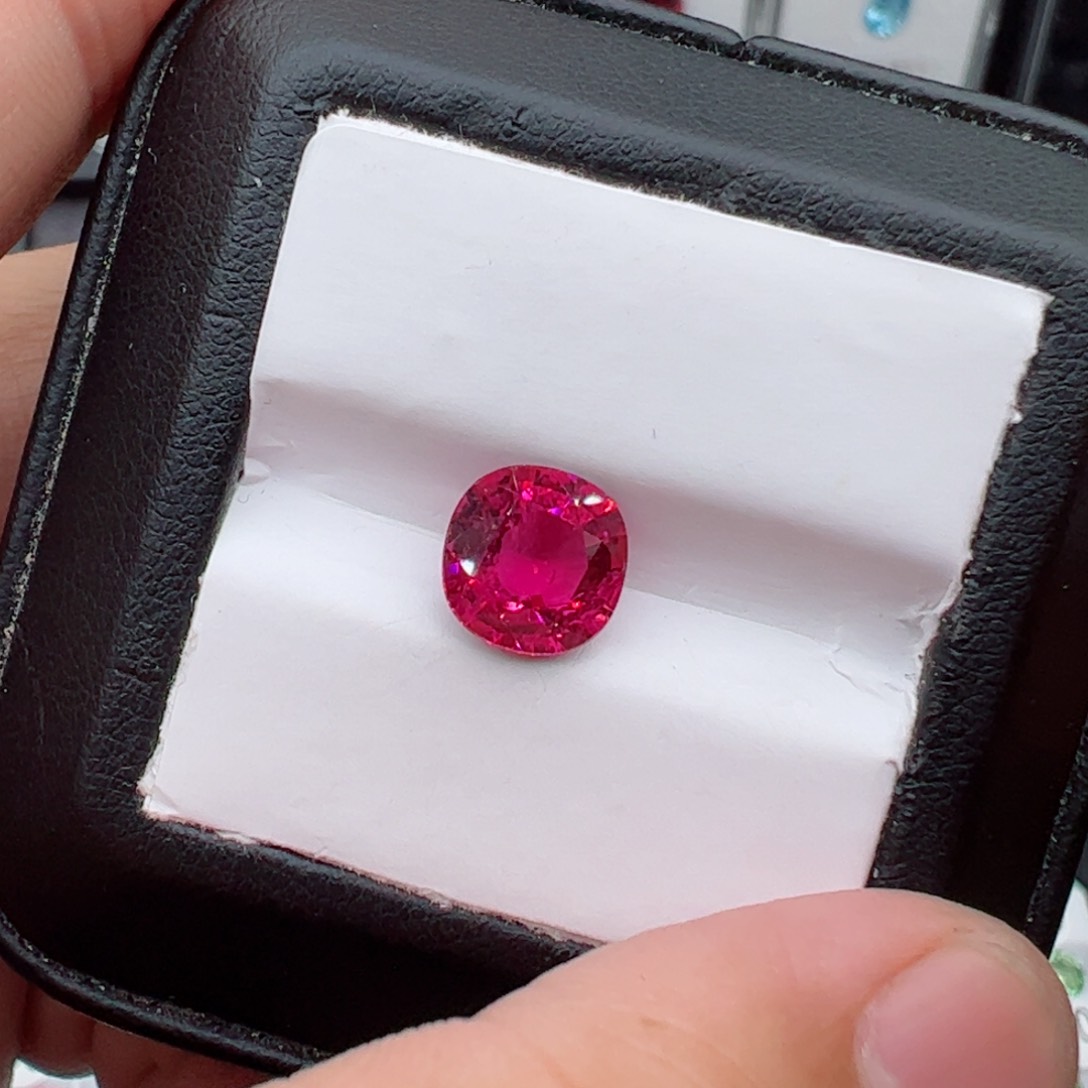 2.52克拉卢比来裸石未镶嵌红色碧玺