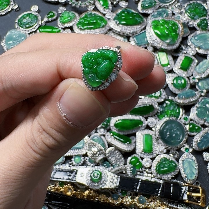 翡翠颈饰未镶嵌天然A货翡翠放漏