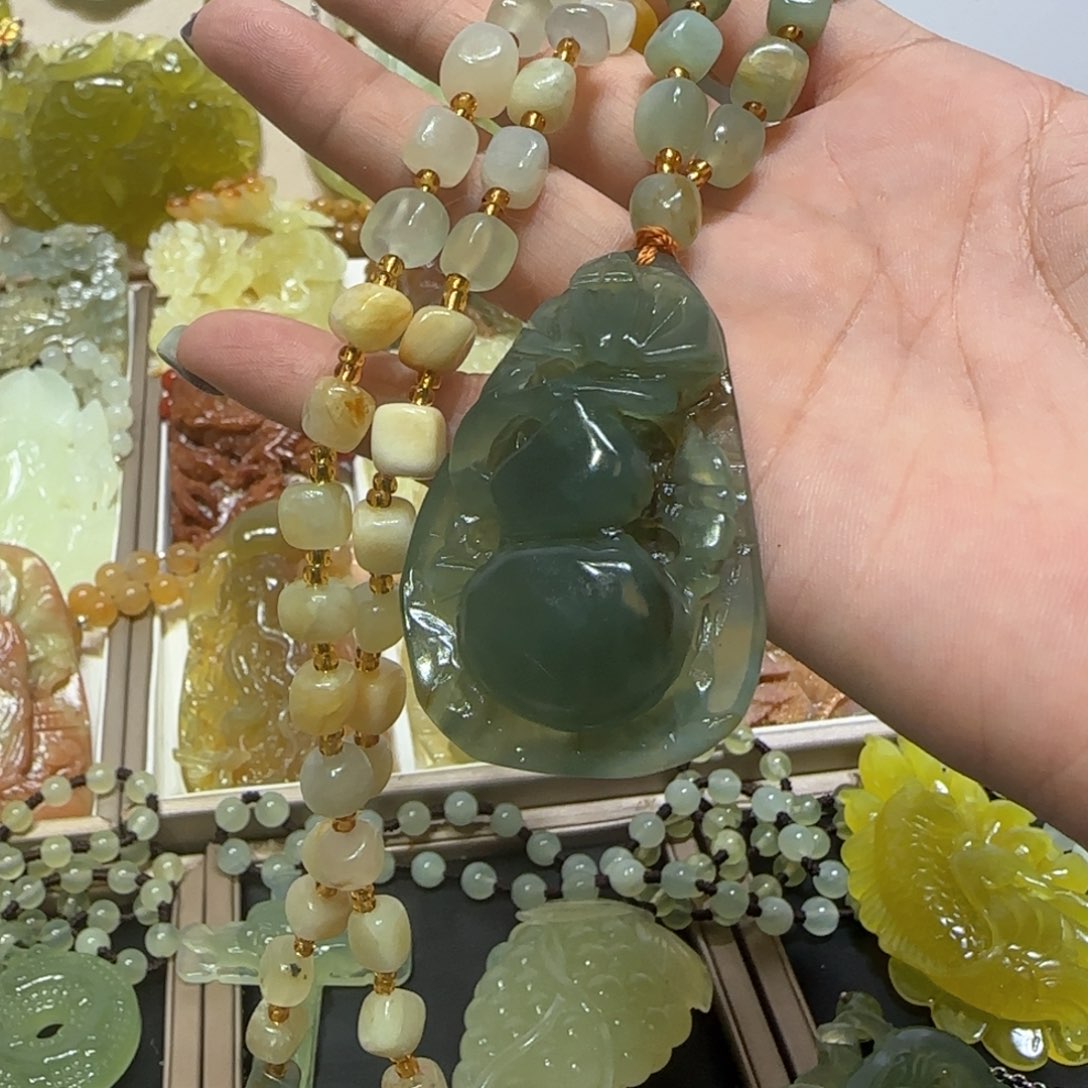 未镶嵌蛇纹石玉吊坠