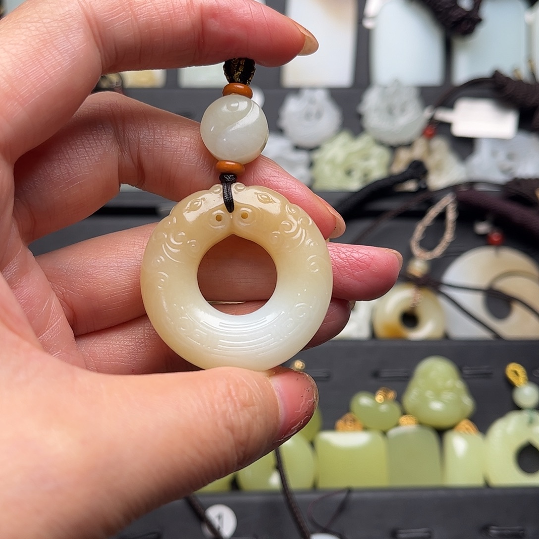 五***子和田玉未镶嵌颈饰