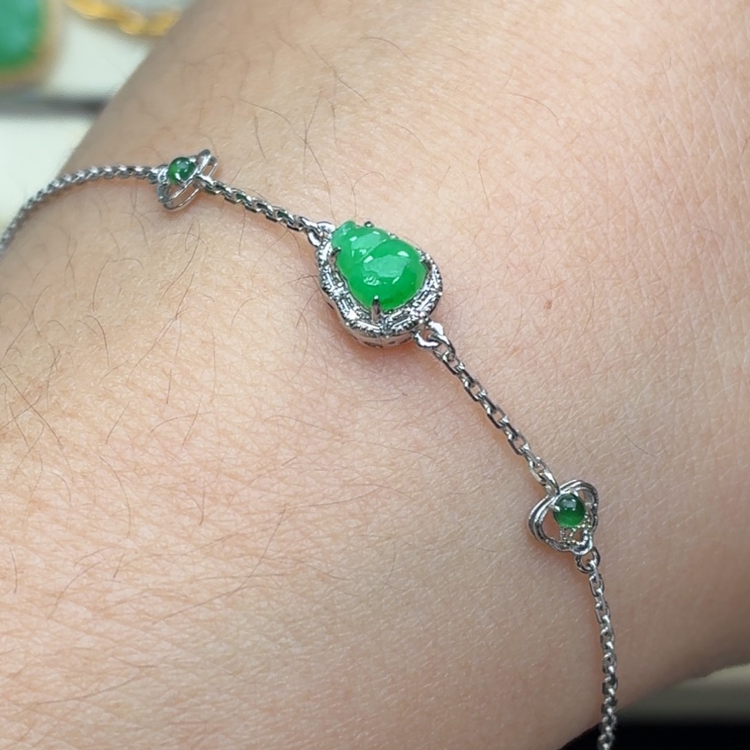 翡翠18K金镶嵌颈饰