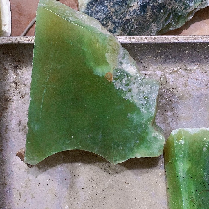 未镶嵌蛇纹石玉珠宝奇石