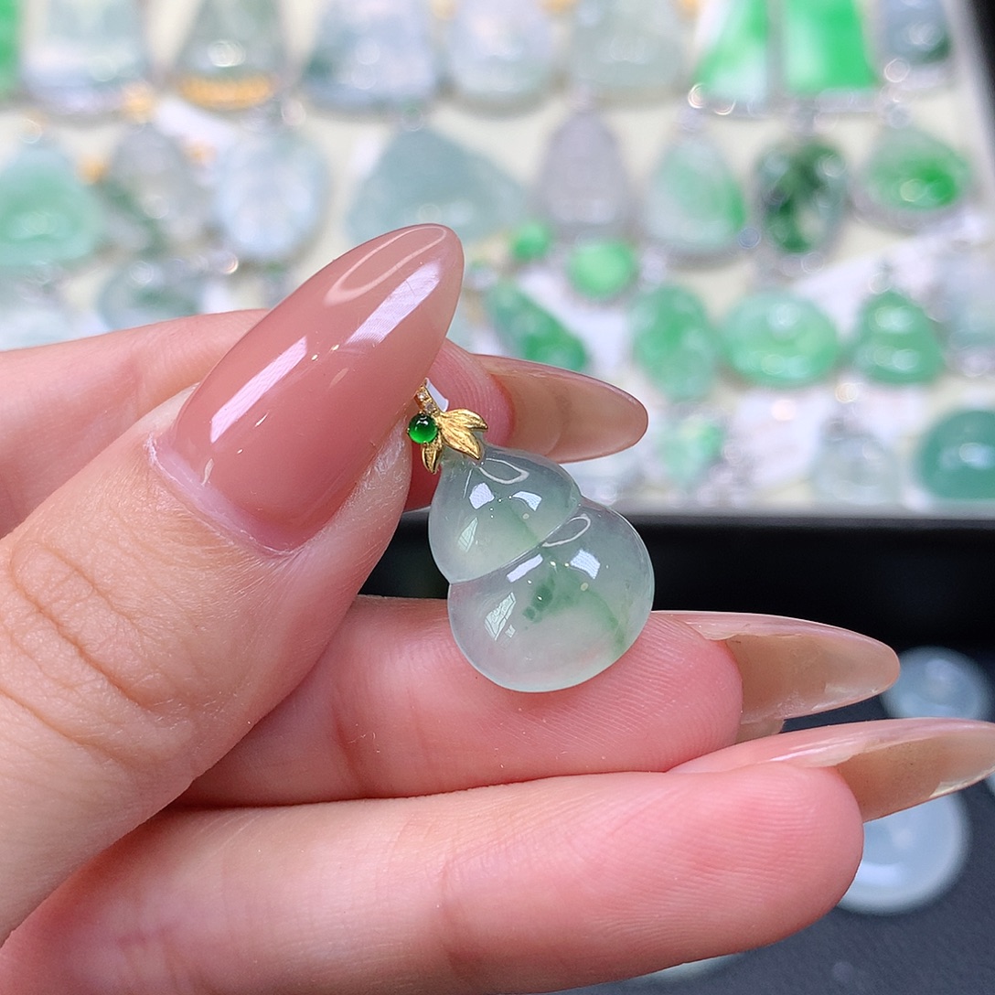 翡翠18K金镶嵌颈饰