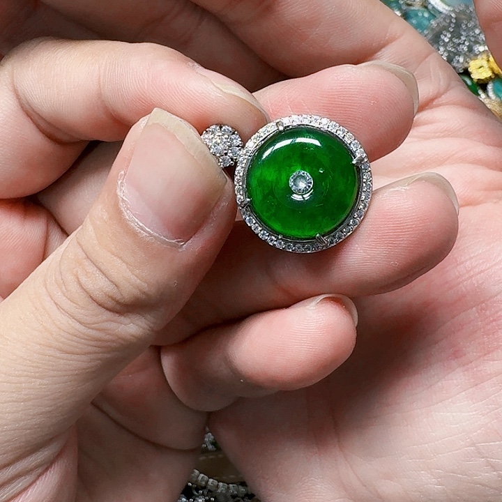 翡翠颈饰未镶嵌天然A货翡翠放漏