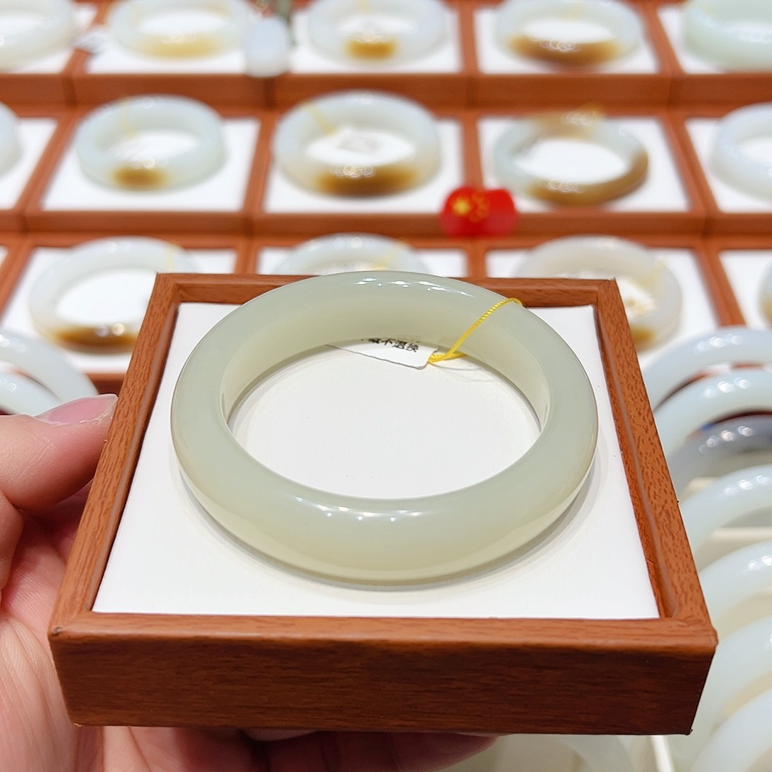 和田玉手镯未镶嵌蜂蜜水