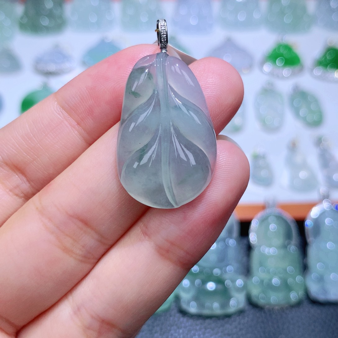 颈饰18K金镶嵌翡翠叶子