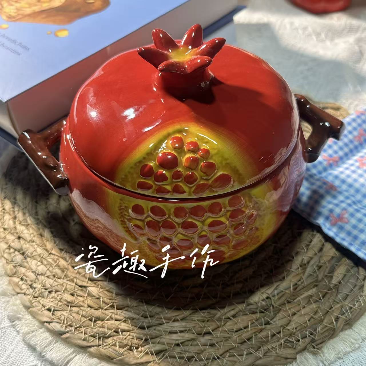 景德镇手绘石榴双耳带盖锅